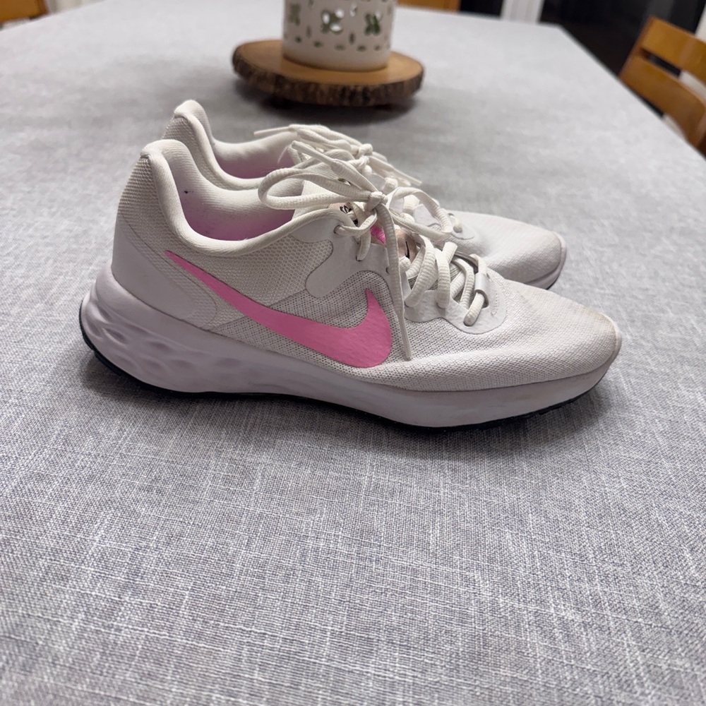 Nike Women's Sneakers in White and Pink